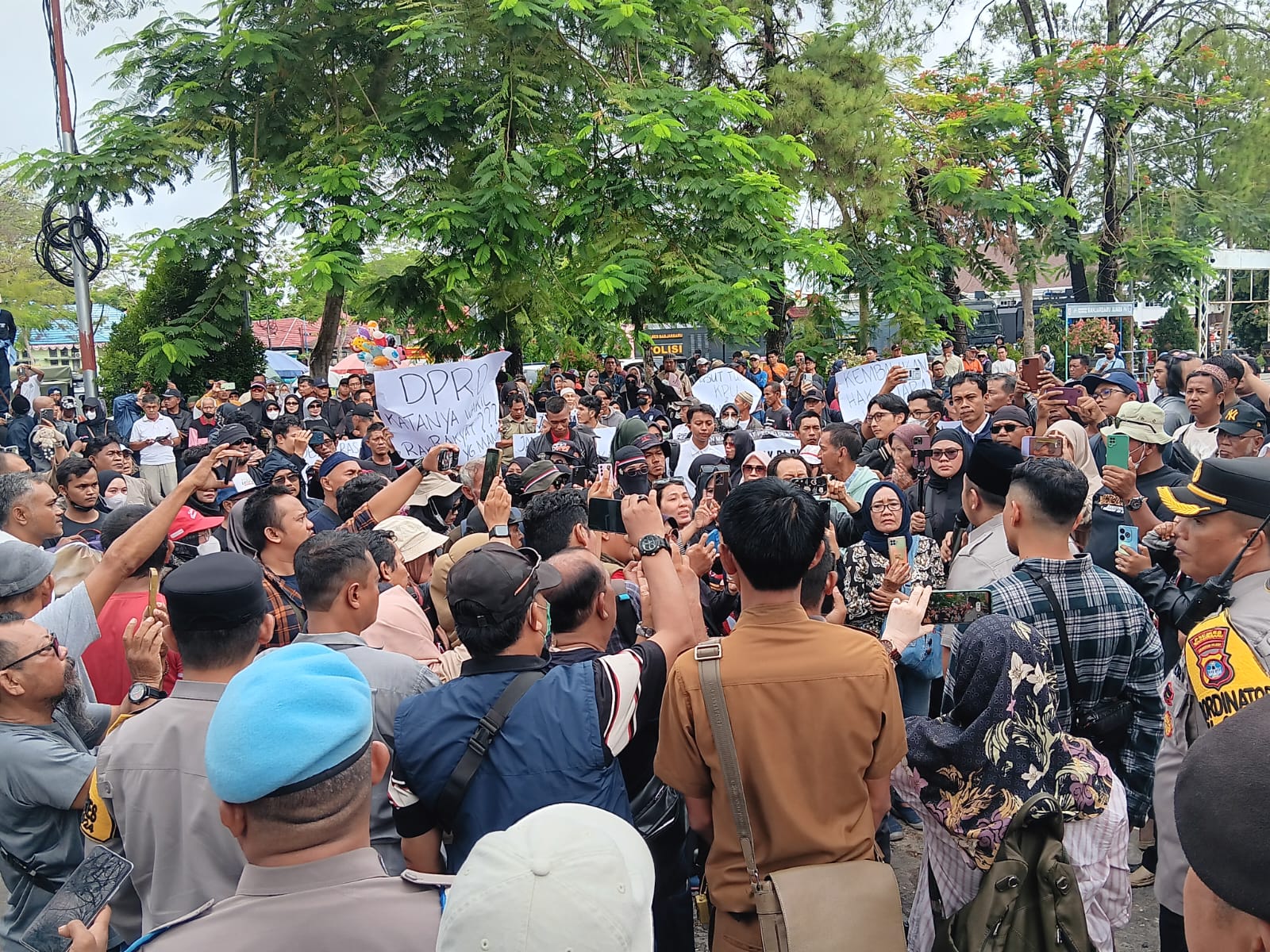 Aksi Ratusan Demonstran Warga Banjarbaru, Tuntut Pilkada Ulang! Aksi Ratusan Demonstran Warga Banjarbaru, Tuntut Pilkada Ulang!