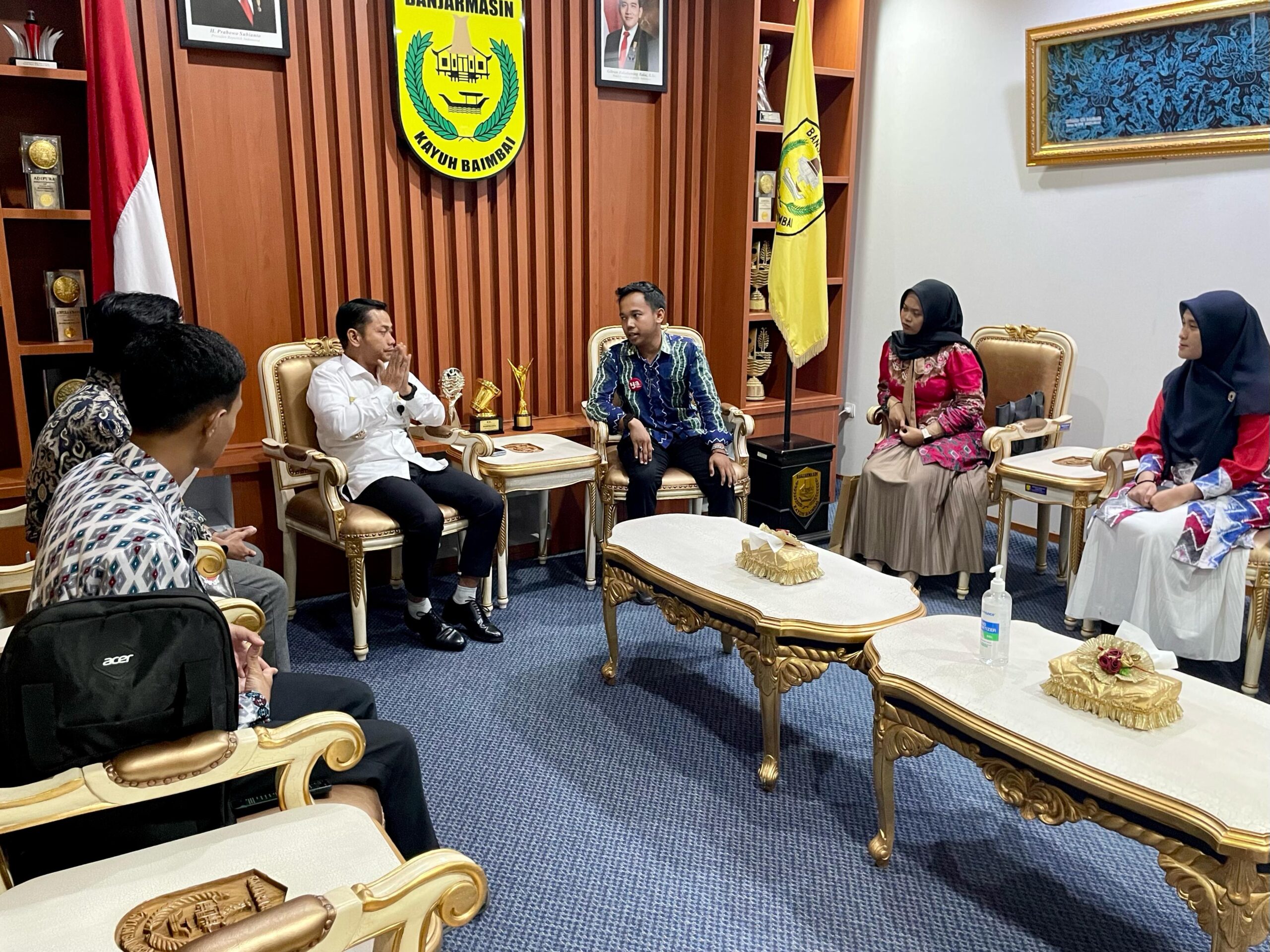 Datangi Pemko: KMTI Kalsel Desak Walikota Banjarmasin Berikan Aksi Nyata dan Ketegasan, Bukan Hanya Sekedar Menerima Aspirasi Datangi Pemko: KMTI Kalsel Desak Walikota Banjarmasin Berikan Aksi Nyata dan Ketegasan, Bukan Hanya Sekedar Menerima Aspirasi