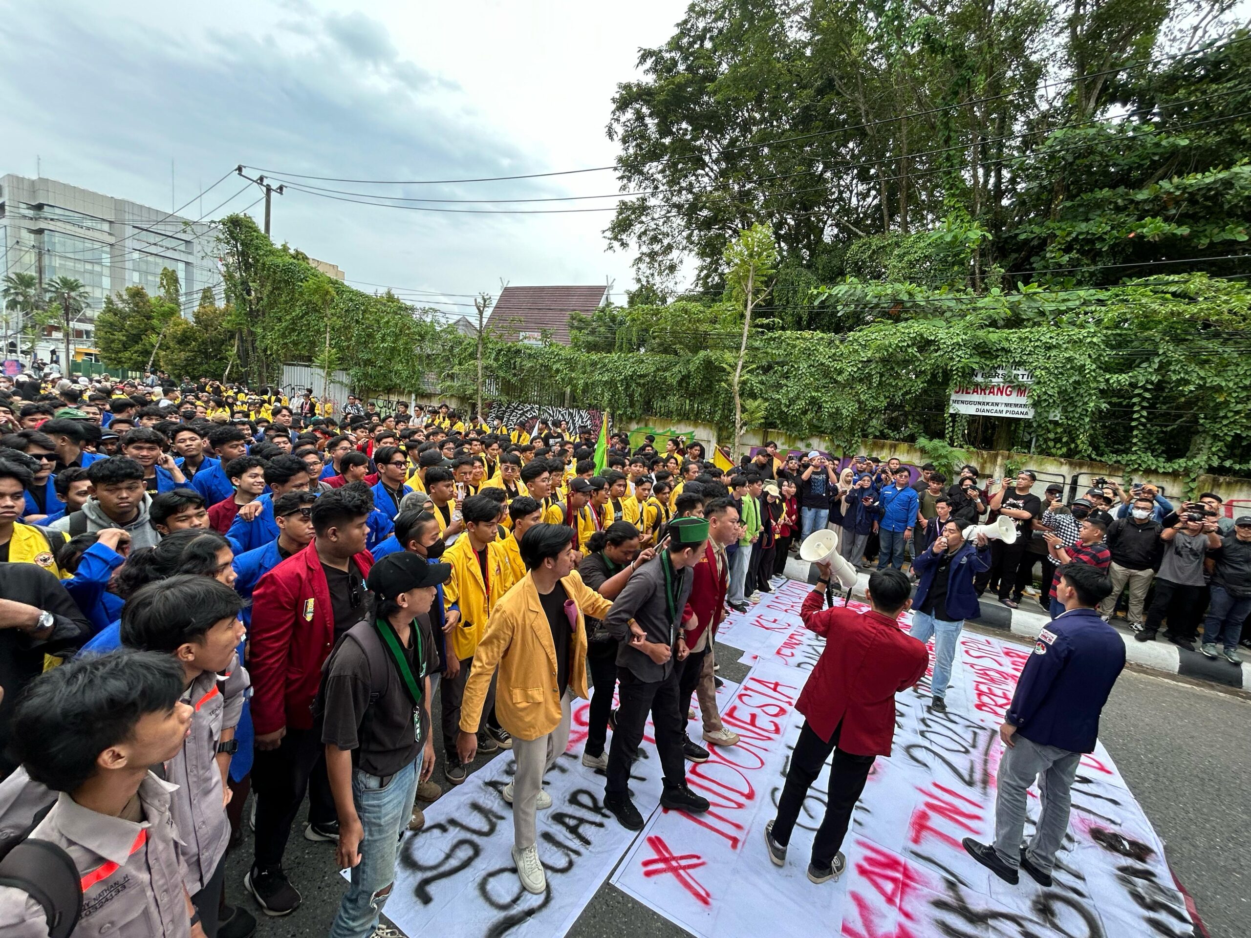 Aksi Mahasiswa Kalimantan Selatan Unjuk Rasa Penolakan Terhadap Revisi UU TNI