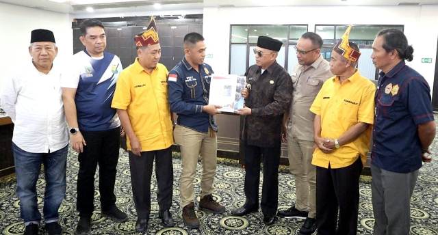 Viral!!! Bupati Kotabaru Bersalaman Dengan Narapidana Aktif, RB Di Vonis Penjara Namun Bebas Berkeliaran Viral!!! Bupati Kotabaru Bersalaman Dengan Narapidana Aktif, RB Di Vonis Penjara Namun Bebas Berkeliaran