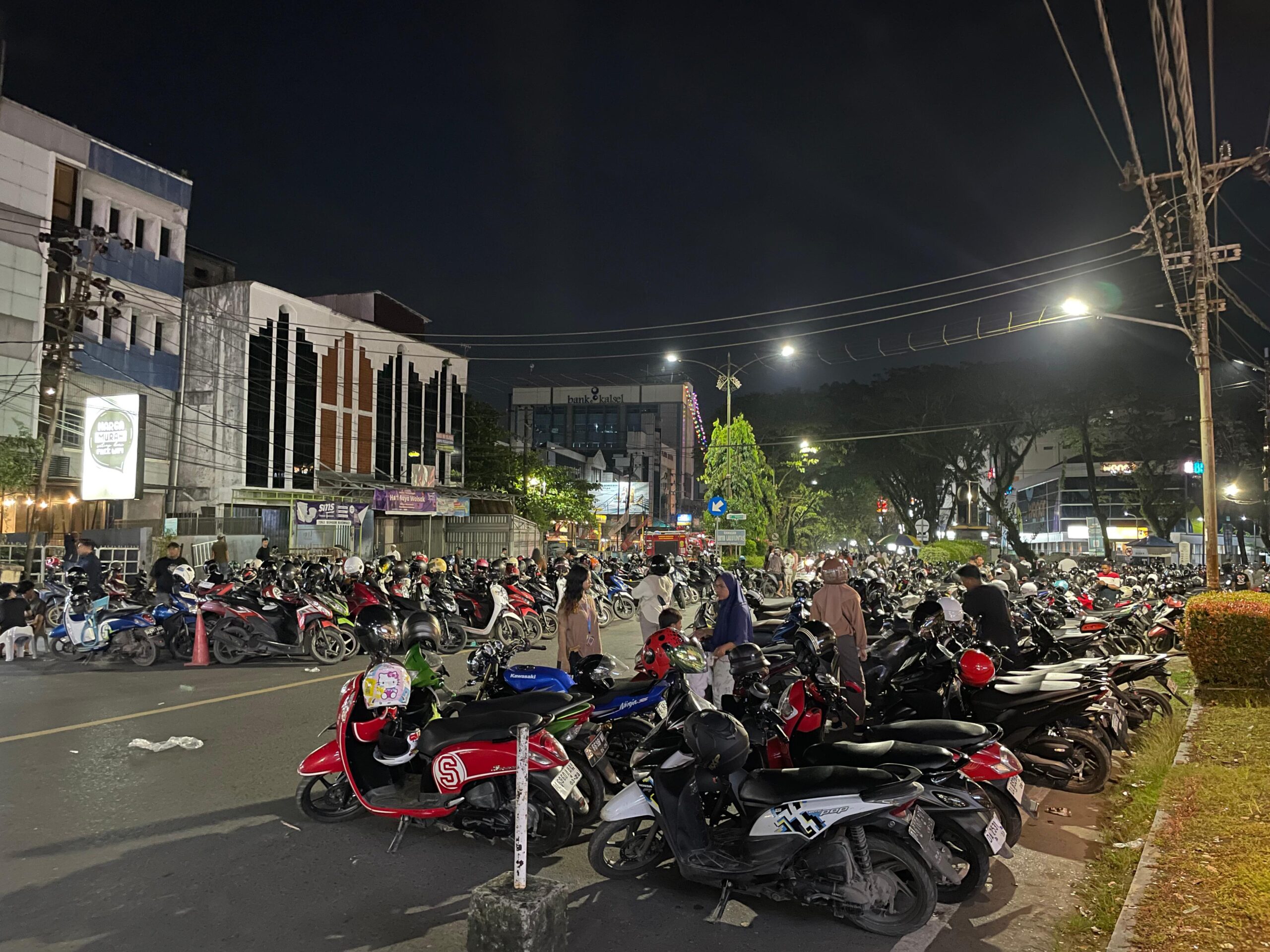 Tarif Parkir 5ribu, Resahnya Masyarakat Akan Tarif Parkir Meski Peraturan PemKot Banjarmasin Sudah Ada. Tarif Parkir 5ribu, Resahnya Masyarakat Akan Tarif Parkir Meski Peraturan PemKot Banjarmasin Sudah Ada.