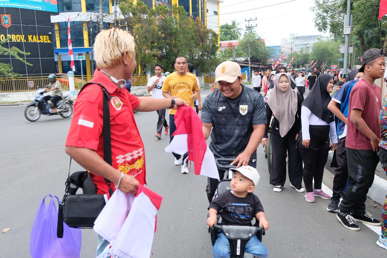 Polda Kalsel Bagikan Ribuan Bendera Merah Putih di Banjarmasin