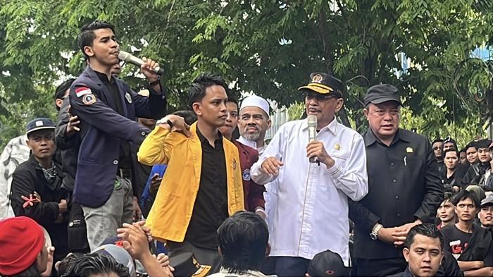 Demonstrasi di DPRD Kalsel Berjalan Kondusif, Dosen ULM: Ini Berkat Peran Tokoh dan Aparat yang Menyejukkan Demonstrasi di DPRD Kalsel Berjalan Kondusif, Dosen ULM: Ini Berkat Peran Tokoh dan Aparat yang Menyejukkan