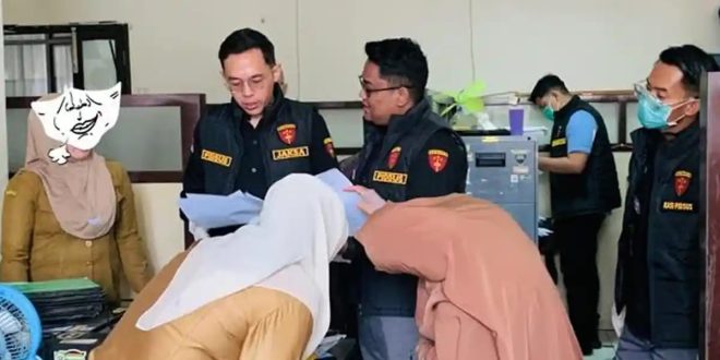 Kejari Balangan Geledah Kantor Disporapar, Dugaan Korupsi Proyek Futsal Batu Piring Kejari Balangan Geledah Kantor Disporapar, Dugaan Korupsi Proyek Futsal Batu Piring