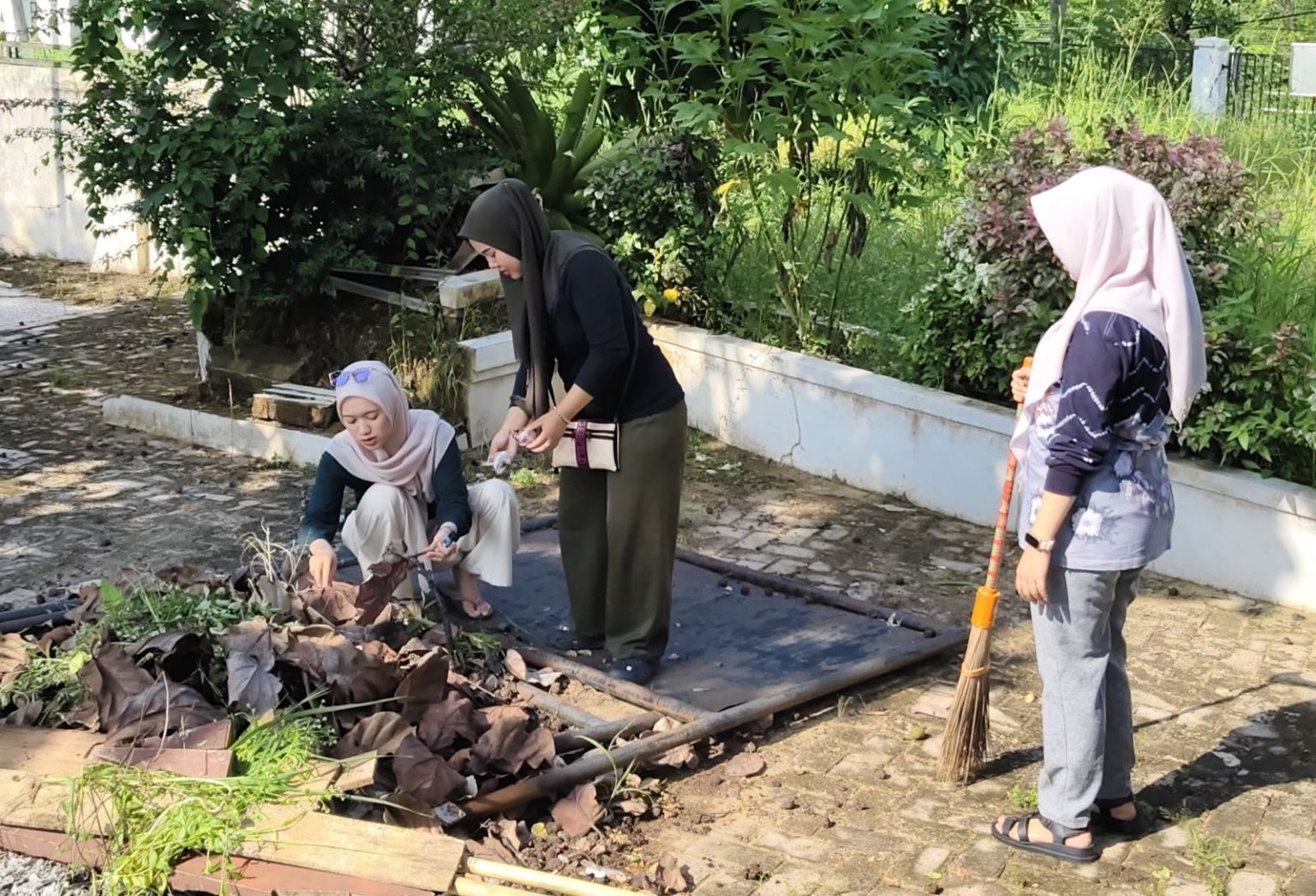 Sekretariat DPRD Balangan Perkuat Kekompakan Lewat Program Jumat Bersih Sekretariat DPRD Balangan Perkuat Kekompakan Lewat Program Jumat Bersih