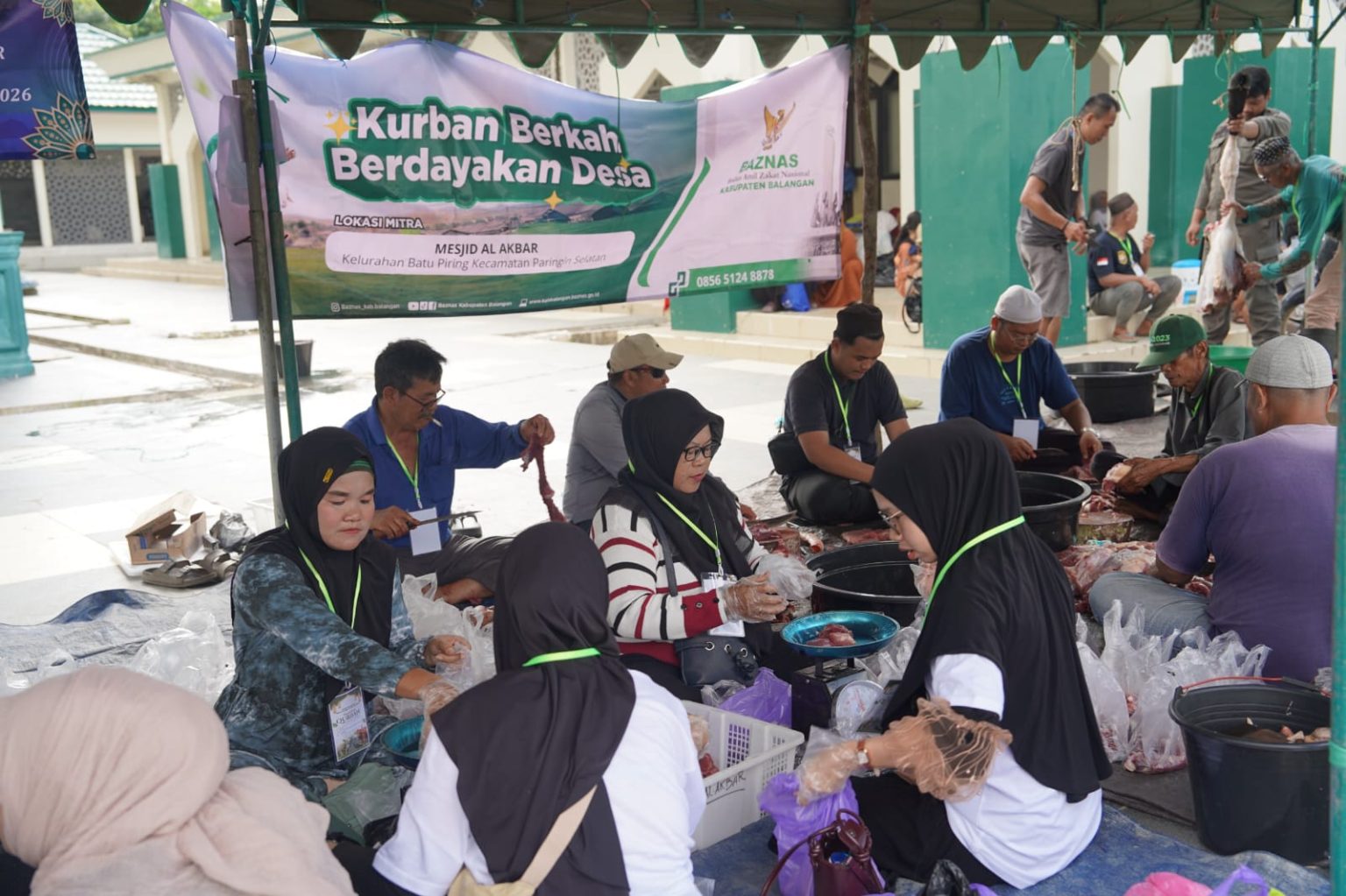 Pemkab Balangan Salurkan 450 Paket Daging Kurban di Masjid Al-Akbar Pemkab Balangan Salurkan 450 Paket Daging Kurban di Masjid Al-Akbar