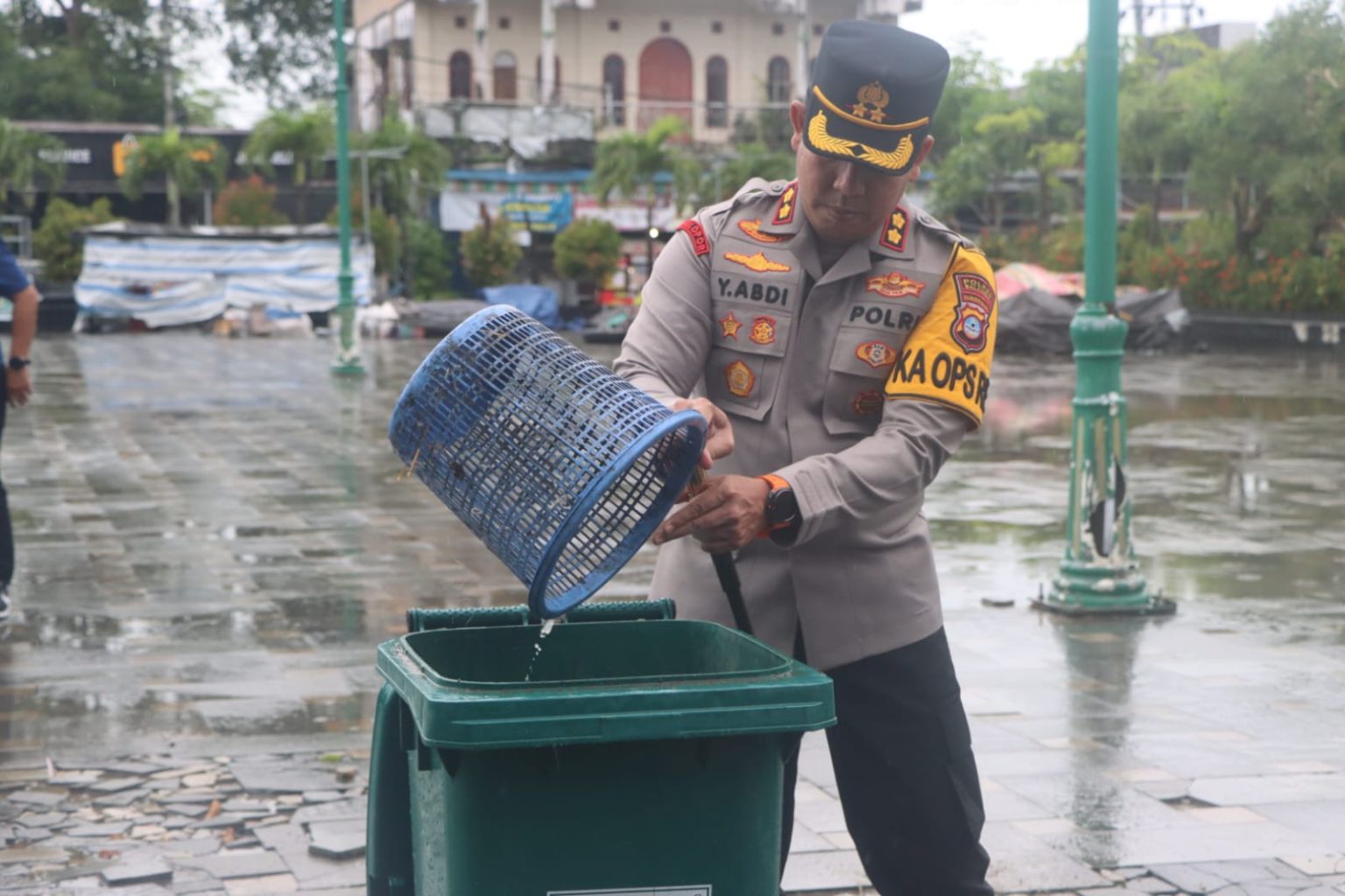 Polres Balangan Gelar Aksi Bersih Taman Sanggam Dukung Gerakan Indonesia Asri