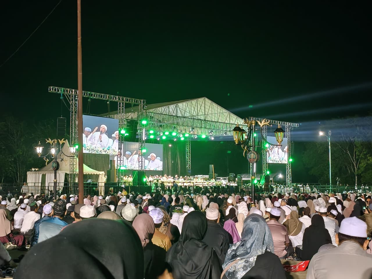 Lantunan Sholawat Warnai Penutup Hari Jadi Balangan ke-23, Bupati: Pembangunan Butuh Nilai Religius Lantunan Sholawat Warnai Penutup Hari Jadi Balangan ke-23, Bupati: Pembangunan Butuh Nilai Religius