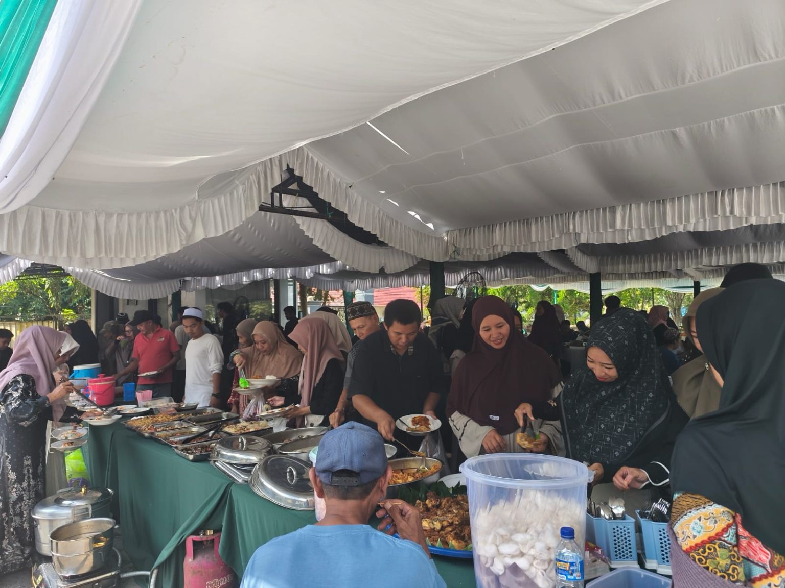 Warga Antusias Hadiri Open House Idul adha di Kediaman Bupati Balangan