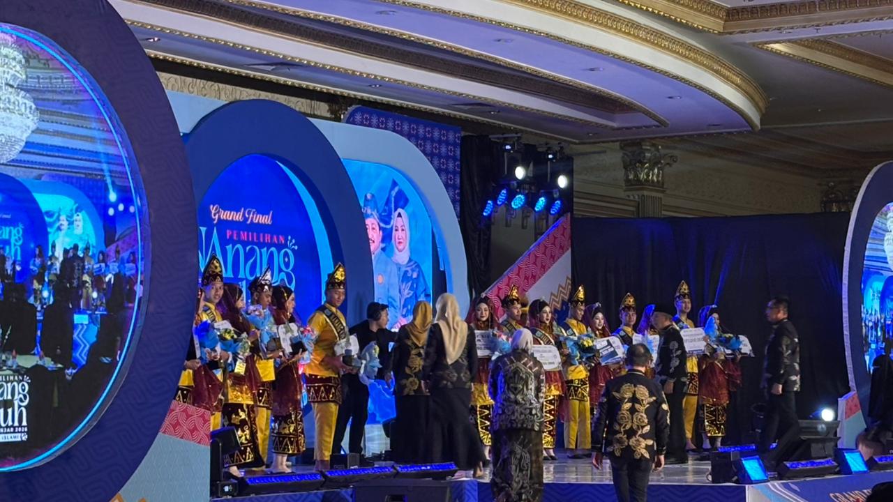 Pukau Juri dengan Solusi Pariwisata, Nazril dan Zahra Dinobatkan sebagai Nanang Galuh Kabupaten Banjar 2026 Pukau Juri dengan Solusi Pariwisata, Nazril dan Zahra Dinobatkan sebagai Nanang Galuh Kabupaten Banjar 2026