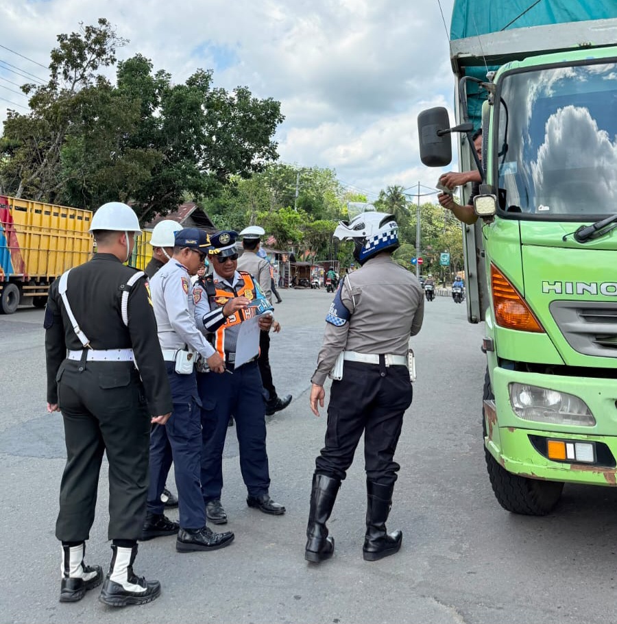 Dishub dan Polres Balangan Gelar Operasi LLAJ di Lima Titik, Targetkan Kepatuhan Pengguna Jalan Dishub dan Polres Balangan Gelar Operasi LLAJ di Lima Titik, Targetkan Kepatuhan Pengguna Jalan