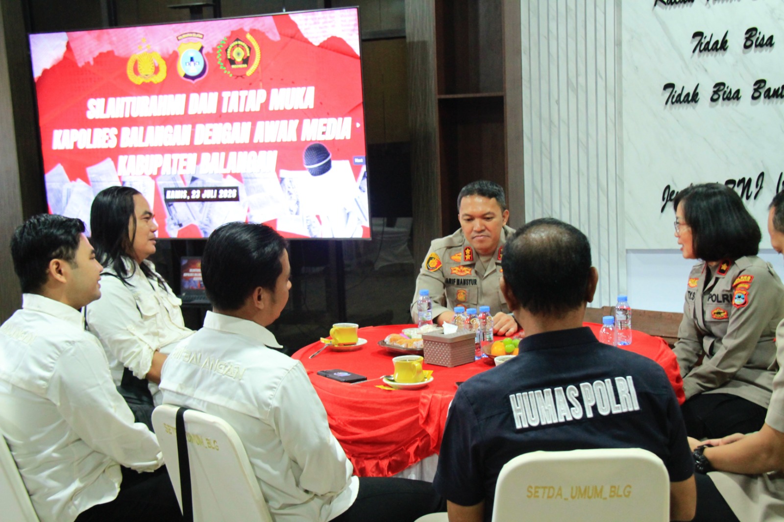 Kapolres Balangan Gelar Silaturahmi dengan Insan Pers, Perkuat Sinergi Berantas Hoaks Kapolres Balangan Gelar Silaturahmi dengan Insan Pers, Perkuat Sinergi Berantas Hoaks
