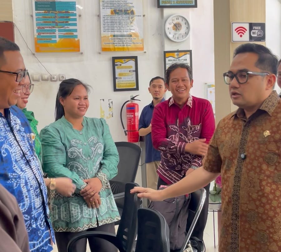Ketua Komisi II DPR RI Tinjau Pelayanan Pertanahan di Balangan Ketua Komisi II DPR RI Tinjau Pelayanan Pertanahan di Balangan