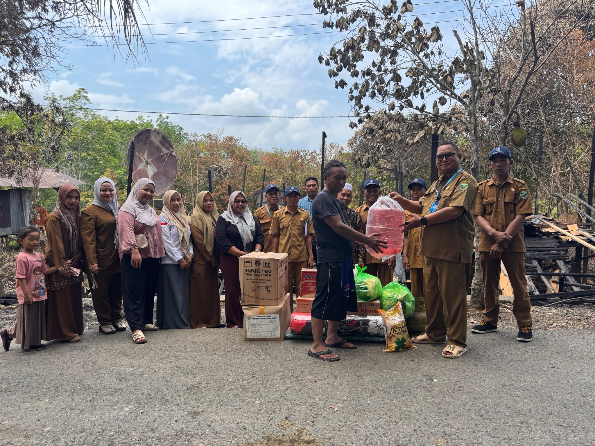 Kebakaran Hanguskan Rumah dan Gudang di Batumandi, Dinsos Balangan Salurkan Bantuan Logistik Kebakaran Hanguskan Rumah dan Gudang di Batumandi, Dinsos Balangan Salurkan Bantuan Logistik