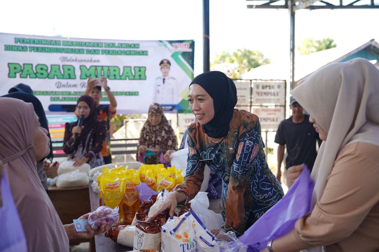 Disperindag Balangan Gelar Pasar Murah di Desa Baruh Bahinu Luar, Antusias Warga Tinggi Disperindag Balangan Gelar Pasar Murah di Desa Baruh Bahinu Luar, Antusias Warga Tinggi