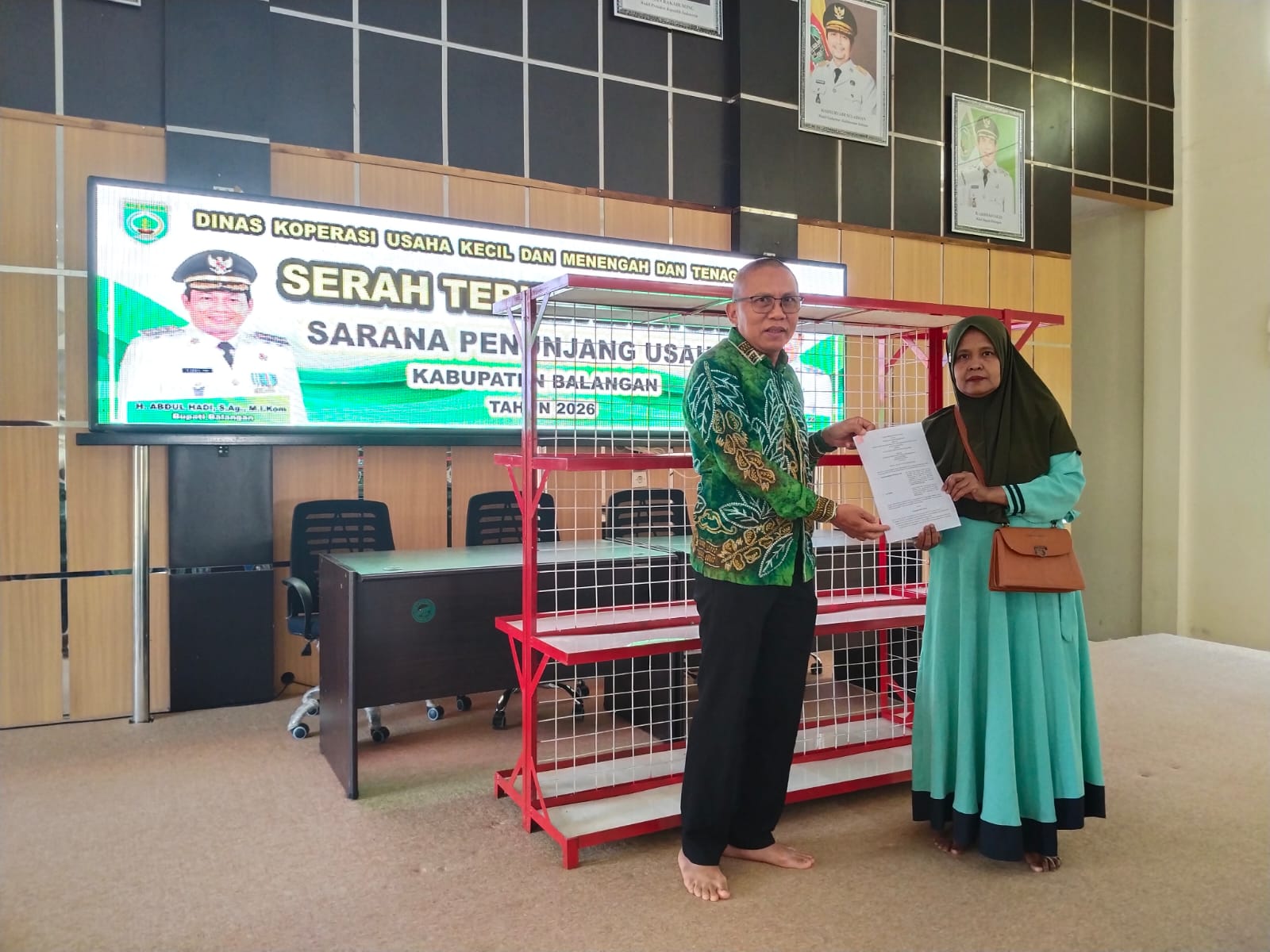 37 Pelaku UMKM Balangan Terima Bantuan Rak Etalase dari Pemkab 37 Pelaku UMKM Balangan Terima Bantuan Rak Etalase dari Pemkab