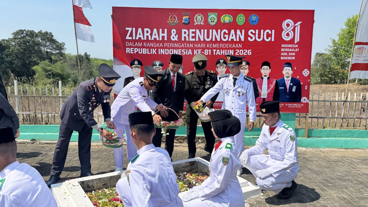 Peringati HUT ke-81 RI, Camat Juai dan Halong Ziarah ke Makam Pahlawan Peringati HUT ke-81 RI, Camat Juai dan Halong Ziarah ke Makam Pahlawan