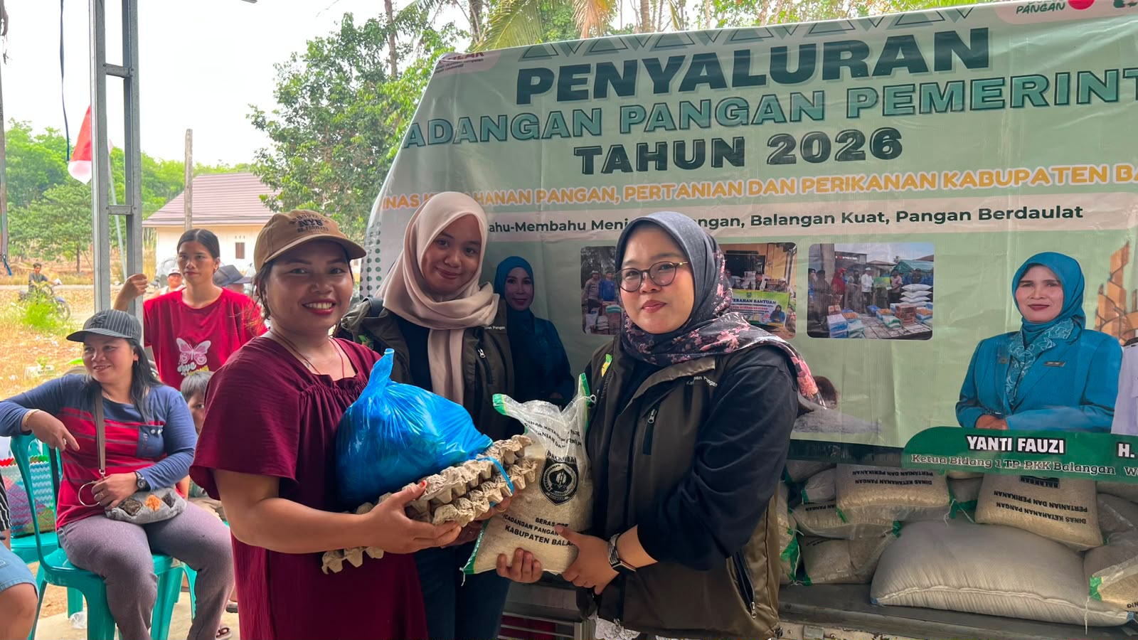 Bantuan Beras dan Bahan Pangan Disalurkan untuk 150 Warga Desa Mamigang Bantuan Beras dan Bahan Pangan Disalurkan untuk 150 Warga Desa Mamigang
