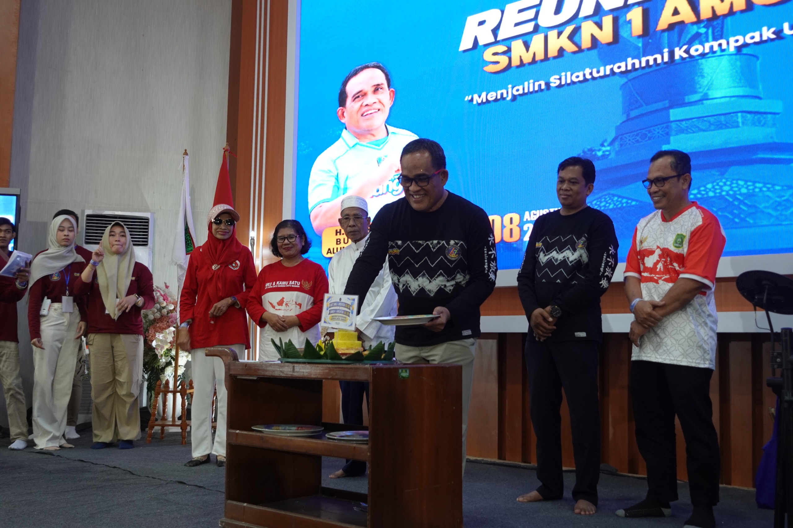 Bupati HSU Kenang Masa Sekolah di Reuni Akbar SMKN 1 Amuntai Bupati HSU Kenang Masa Sekolah di Reuni Akbar SMKN 1 Amuntai