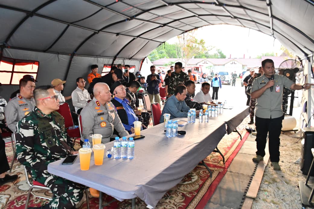 Danrem 101/Ant Bersama KSAL dan Gubernur Kalsel Terjun Langsung Tangani Karhutla di Guntung Damar Danrem 101/Ant Bersama KSAL dan Gubernur Kalsel Terjun Langsung Tangani Karhutla di Guntung Damar