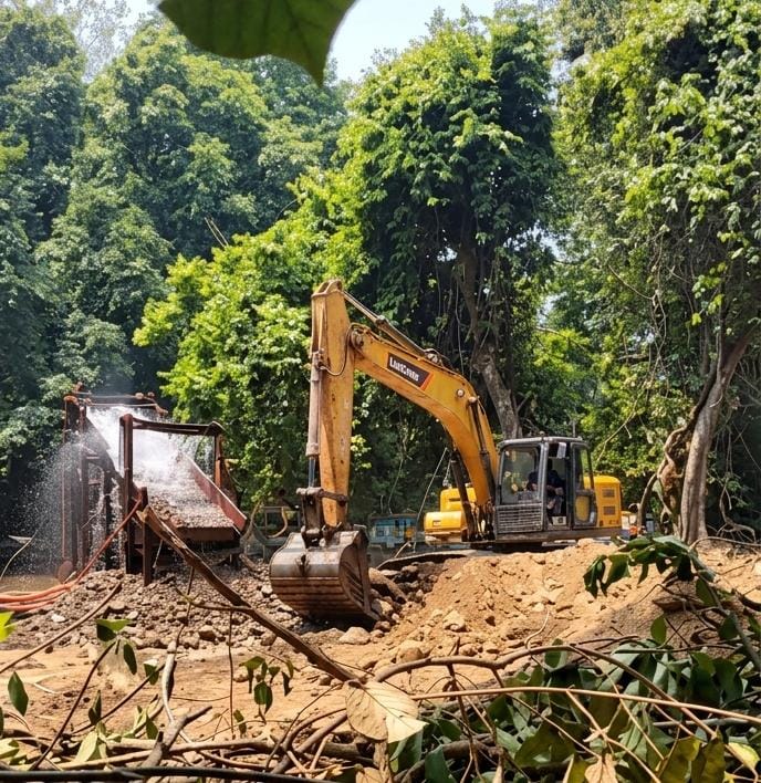 Ekskavator Diduga Kembali Keruk Hutan Aranio, Aktivitas PETI Disorot Warga Ekskavator Diduga Kembali Keruk Hutan Aranio, Aktivitas PETI Disorot Warga