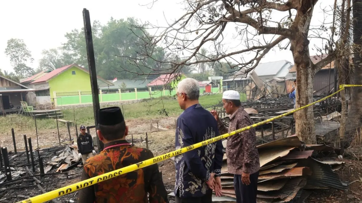 Pemkab HSU Salurkan Bantuan Rp16 Juta per KK untuk Korban Kebakaran Rantau Bujur Pemkab HSU Salurkan Bantuan Rp16 Juta per KK untuk Korban Kebakaran Rantau Bujur