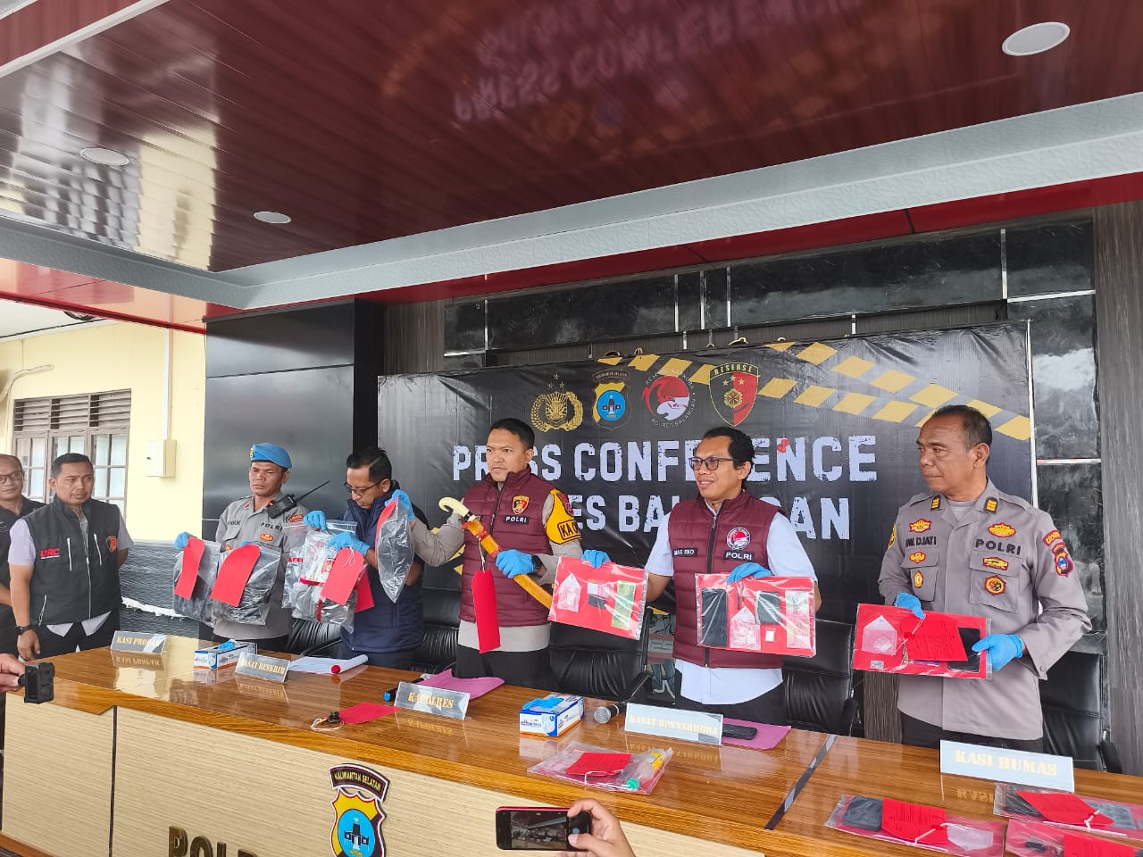 Polres Balangan Ungkap Sejumlah Kasus, Dua Kades Aktif Jadi Tersangka Polres Balangan Ungkap Sejumlah Kasus, Dua Kades Aktif Jadi Tersangka