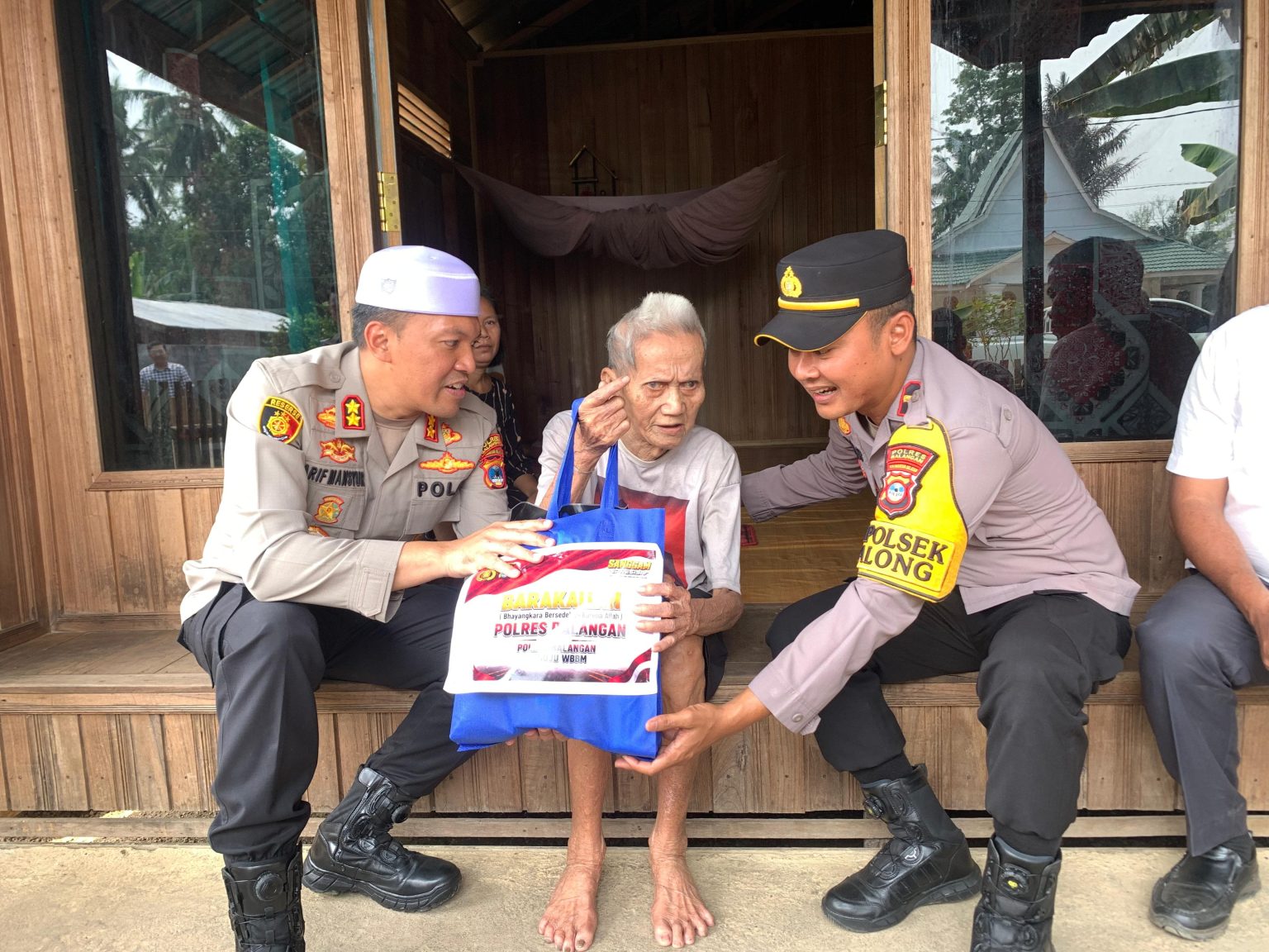 Program Barakallah Polres Balangan Salurkan Sembako dan Layanan Kesehatan bagi Warga Mantuyan
