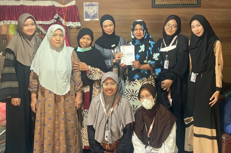 Hidupkan Kembali Burdahan, Mahasiswa KKN UIN Antasari Serahkan Buku Burdah kepada Masyarakat Batu Hayam Hidupkan Kembali Burdahan, Mahasiswa KKN UIN Antasari Serahkan Buku Burdah kepada Masyarakat Batu Hayam